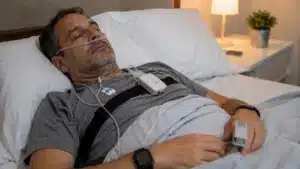 Paciente com sensores e monitoramento durante estudo do sono para investigação de apneia